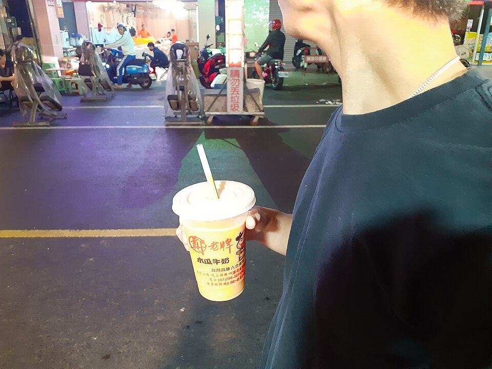 Papaya milk at Liuhe Night Market