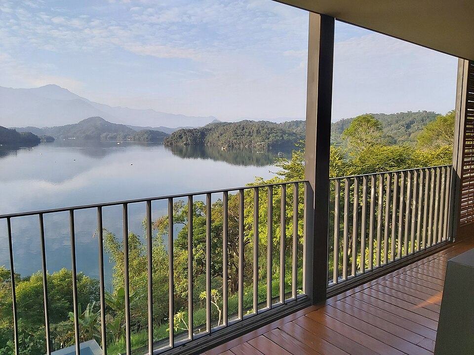 Lake-view breakfast
